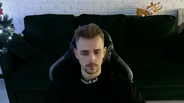 Snapshot of Larstar01 chatting on 12-22-24, 01:55 Larstar01 online show from 12-22-24, 01:55