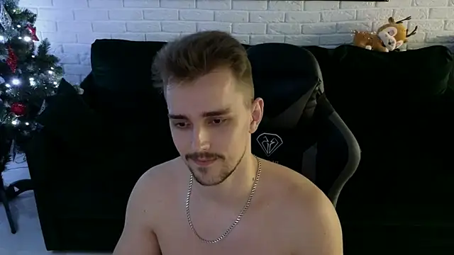 Snapshot of Larstar01 chatting on 12-27-24, 04:47 Larstar01 online show from 12-27-24, 04:47