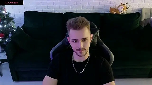 Snapshot of Larstar01 chatting on 12-28-24, 02:43 Larstar01 online show from 12-28-24, 02:43