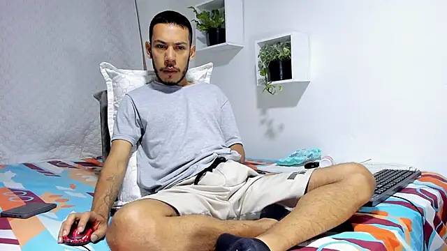 Snapshot of Aronxxs chatting on 02-06-25, 10:15 Aronxxs online show from 02-06-25, 10:15