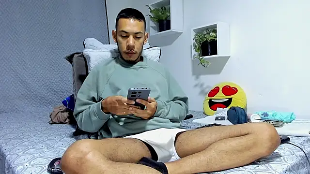 Snapshot of Aronxxs chatting on 02-11-25, 10:15 Aronxxs online show from 02-11-25, 10:15