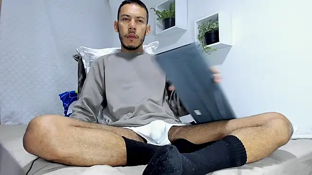 Snapshot of Aronxxs chatting on 03-01-25, 10:45 Aronxxs online show from 03-01-25, 10:45