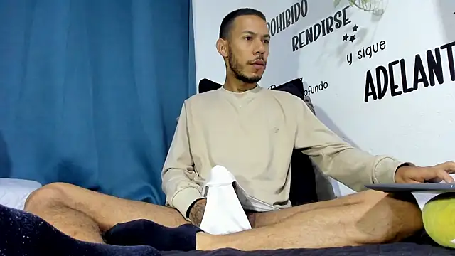 Snapshot of Aronxxs chatting on 12-15-25, 07:56 Aronxxs online show from 12-15-25, 07:56