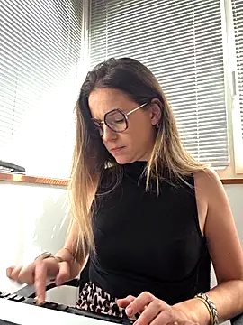 Snapshot of lucie_mehott chatting on 04-27-26, 08:45 lucie mehott online show from 04-27-26, 08:45