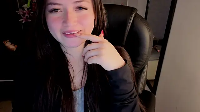 Snapshot of almma_shy chatting on 10-27-25, 01:26 almma shy online show from 10-27-25, 01:26