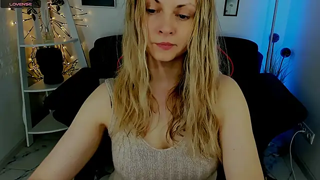 Snapshot of SmilingEmily_ chatting on 03-14-25, 07:37 SmilingEmily online show from 03-14-25, 07:37