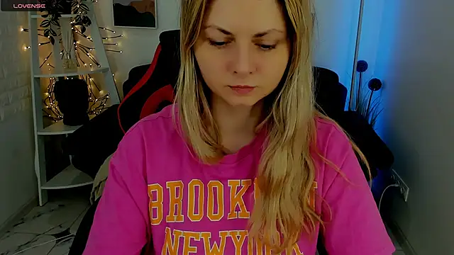 Snapshot of SmilingEmily_ chatting on 03-17-25, 07:24 SmilingEmily online show from 03-17-25, 07:24