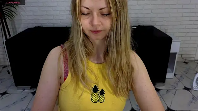 Snapshot of SmilingEmily_ chatting on 03-18-25, 07:30 SmilingEmily online show from 03-18-25, 07:30