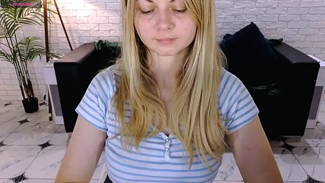 Snapshot of SmilingEmily_ chatting on 10-04-25, 06:11 SmilingEmily online show from 10-04-25, 06:11
