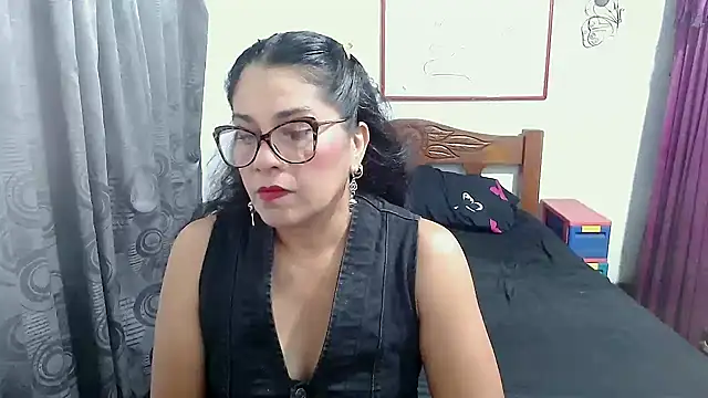 Snapshot of Mistresskloe01 chatting on 11-13-25, 12:26 Mistresskloe01 online show from 11-13-25, 12:26