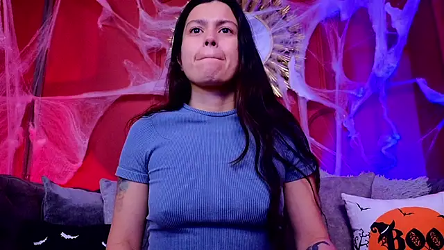 Julieta Russell online show from 10-15-25, 01:33