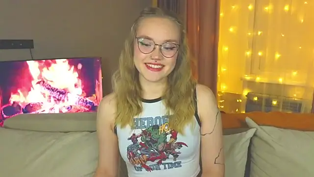 Snapshot of Aurora_Golden1 chatting on 12-16-24, 04:49 Aurora Golden1 online show from 12-16-24, 04:49