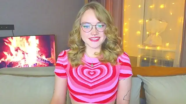 Snapshot of Aurora_Golden1 chatting on 12-19-24, 03:41 Aurora Golden1 online show from 12-19-24, 03:41