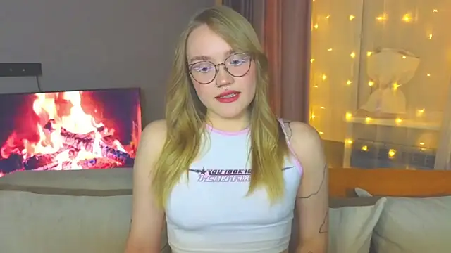 Snapshot of Aurora_Golden1 chatting on 12-21-24, 03:53 Aurora Golden1 online show from 12-21-24, 03:53