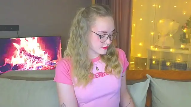 Snapshot of Aurora_Golden1 chatting on 12-24-24, 03:58 Aurora Golden1 online show from 12-24-24, 03:58