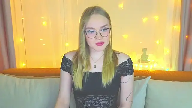 Snapshot of Aurora_Golden1 chatting on 01-31-25, 03:44 Aurora Golden1 online show from 01-31-25, 03:44