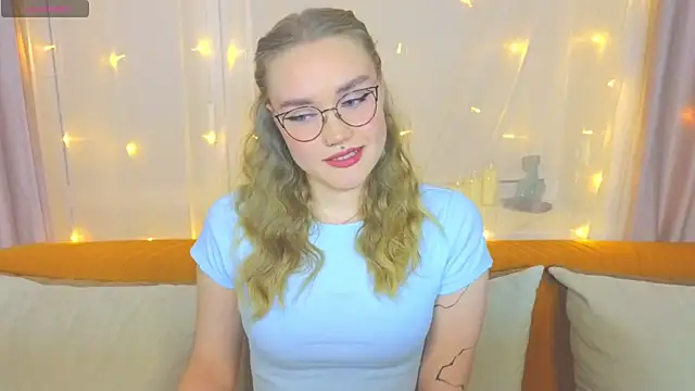 Snapshot of Aurora_Golden1 chatting on 02-25-25, 03:38 Aurora Golden1 online show from 02-25-25, 03:38
