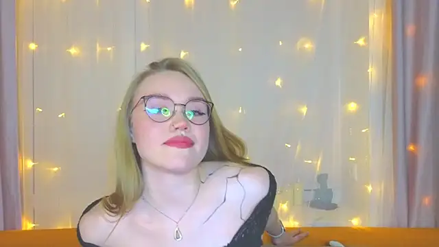 Snapshot of Aurora_Golden1 chatting on 03-12-25, 05:07 Aurora Golden1 online show from 03-12-25, 05:07