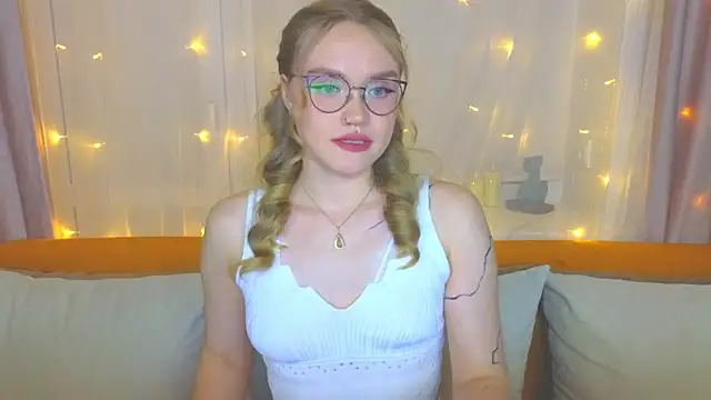 Snapshot of Aurora_Golden1 chatting on 03-16-25, 06:55 Aurora Golden1 online show from 03-16-25, 06:55