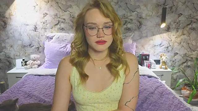 Snapshot of Aurora_Golden1 chatting on 10-18-25, 05:25 Aurora Golden1 online show from 10-18-25, 05:25