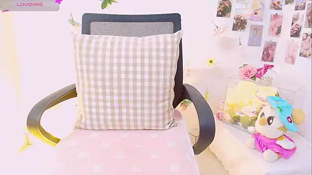 Snapshot of Embez-Damdang chatting on 12-18-24, 03:33 Embez-Damdang online show from 12-18-24, 03:33