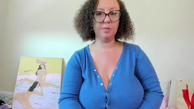 Snapshot of Paisleehaze chatting on 09-28-25, 04:01 Paisleehaze online show from 09-28-25, 04:01