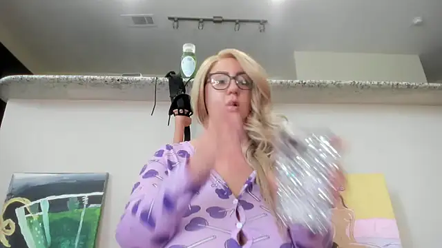 Snapshot of Paisleehaze chatting on 10-02-25, 06:48 Paisleehaze online show from 10-02-25, 06:48