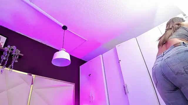 April bowie online show from 11-07-25, 11:21