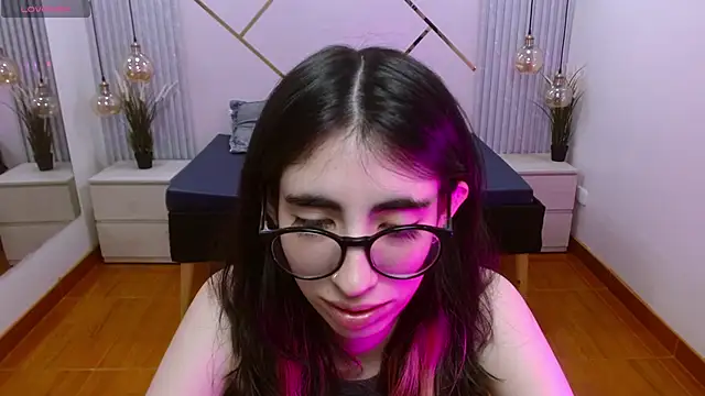 Snapshot of LenaRoses chatting on 11-21-25, 02:05 LenaRoses online show from 11-21-25, 02:05