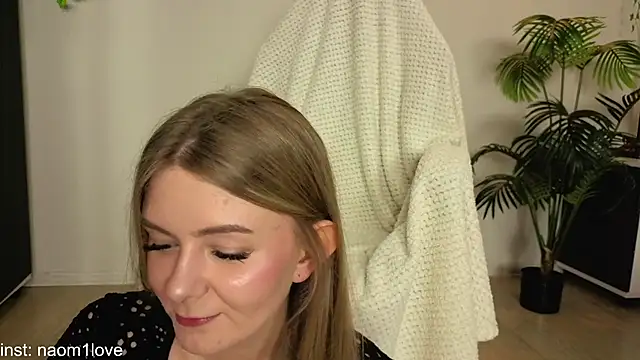 Snapshot of Naomi_Girly chatting on 11-19-25, 04:07 Naomi Girly online show from 11-19-25, 04:07