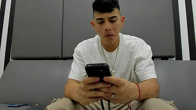 andrew rose  online show from 01-10-25, 03:07