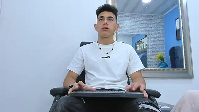 andrew rose  online show from 10-04-25, 03:15