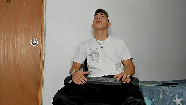 andrew rose  online show from 12-20-25, 04:25