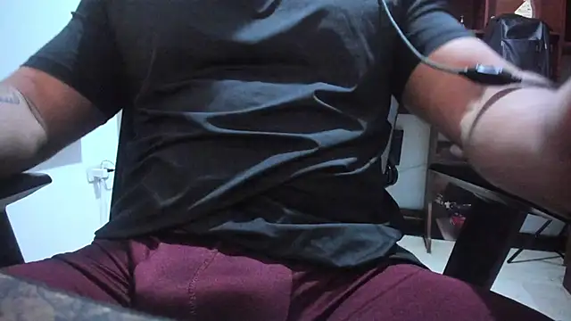 Snapshot of Drako_Argentii chatting on 12-19-24, 06:34 Drako Argentii online show from 12-19-24, 06:34