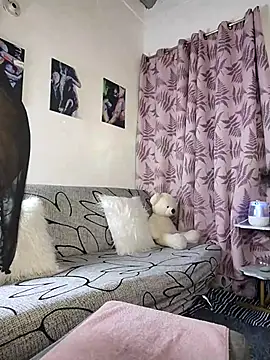 Charlotte Bayron online show from 10-23-25, 12:32