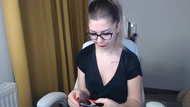 Snapshot of SugarErika chatting on 01-14-25, 05:40 SugarErika online show from 01-14-25, 05:40