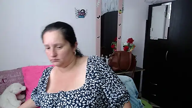 Snapshot of CristialJones_ chatting on 10-18-25, 03:13 CristialJones online show from 10-18-25, 03:13