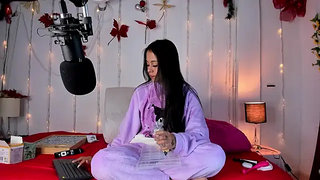 Snapshot of thamaral1 chatting on 12-15-24, 12:17 thamaral1 online show from 12-15-24, 12:17