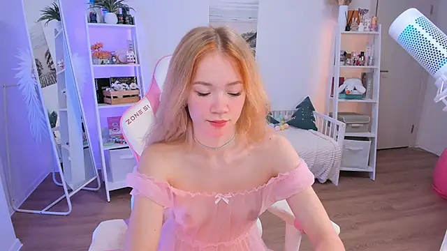 Snapshot of Lily_Young chatting on 12-15-24, 03:34 Lily Young online show from 12-15-24, 03:34