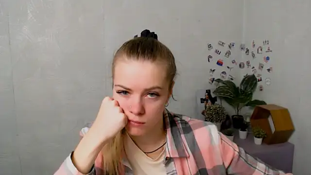 AliceFlirtt  online show from 11-25-25, 08:14