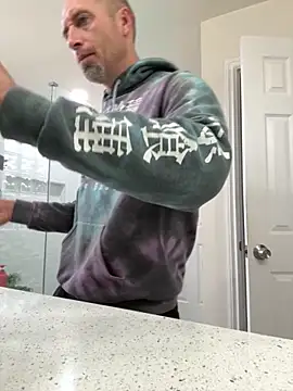 El Gizmo online show from 11-17-25, 06:14