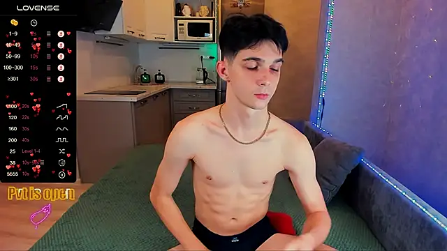 Snapshot of Aaron_Boom chatting on 10-31-25, 12:44 Aaron Boom online show from 10-31-25, 12:44