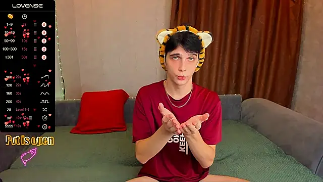 Aaron Boom online show from 12-04-25, 12:20