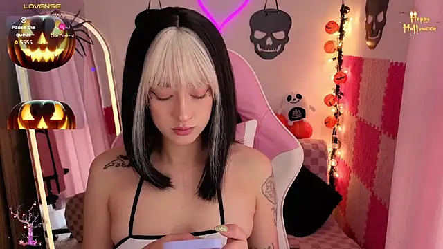 Snapshot of violet_ch chatting on 10-24-25, 05:31 violet ch online show from 10-24-25, 05:31