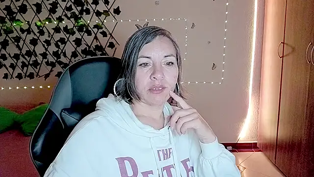 Lady breaks hearts online show from 11-14-25, 10:25