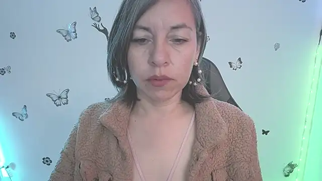 Lady breaks hearts online show from 06-07-26, 12:09