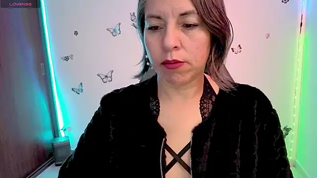 Lady breaks hearts online show from 07-27-26, 01:29
