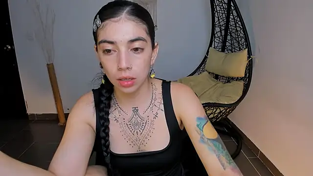 Snapshot of Nina-monroe chatting on 02-13-25, 10:54 Nina-monroe online show from 02-13-25, 10:54