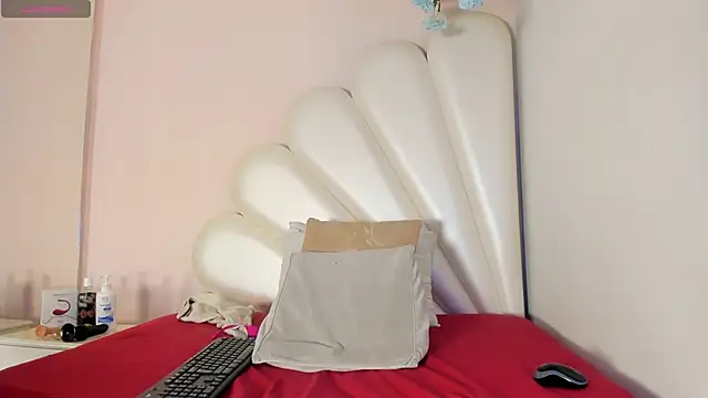 Lorena Hawkins online show from 02-19-25, 01:39