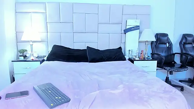 Snapshot of IsisLoveyes_ chatting on 11-25-25, 12:32 IsisLoveyes online show from 11-25-25, 12:32